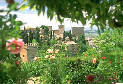 Panormica de la Alhambra entre flores