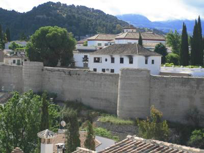 ©Ayto.Granada: Muralla de Granada vista desde el Mirador de San Cristobal