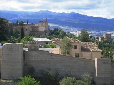 ©Ayto.Granada: Muralla de Granada vista desde el Mirador de San Cristobal