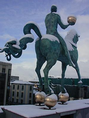 caballo del ayuntamiento con nieve