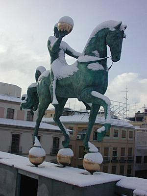 caballo del ayuntamiento con nieve