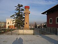 Torren y palacete al fondo. A la derecha el Pabellón de las Calesas