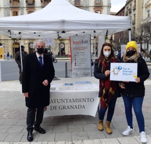 ©Ayto.Granada: EL AYUNTAMIENTO INSTALA UNA CARPA EN PUERTA REAL CON MOTIVO DEL DA INTERNACIONAL DE INTERNET SEGURO