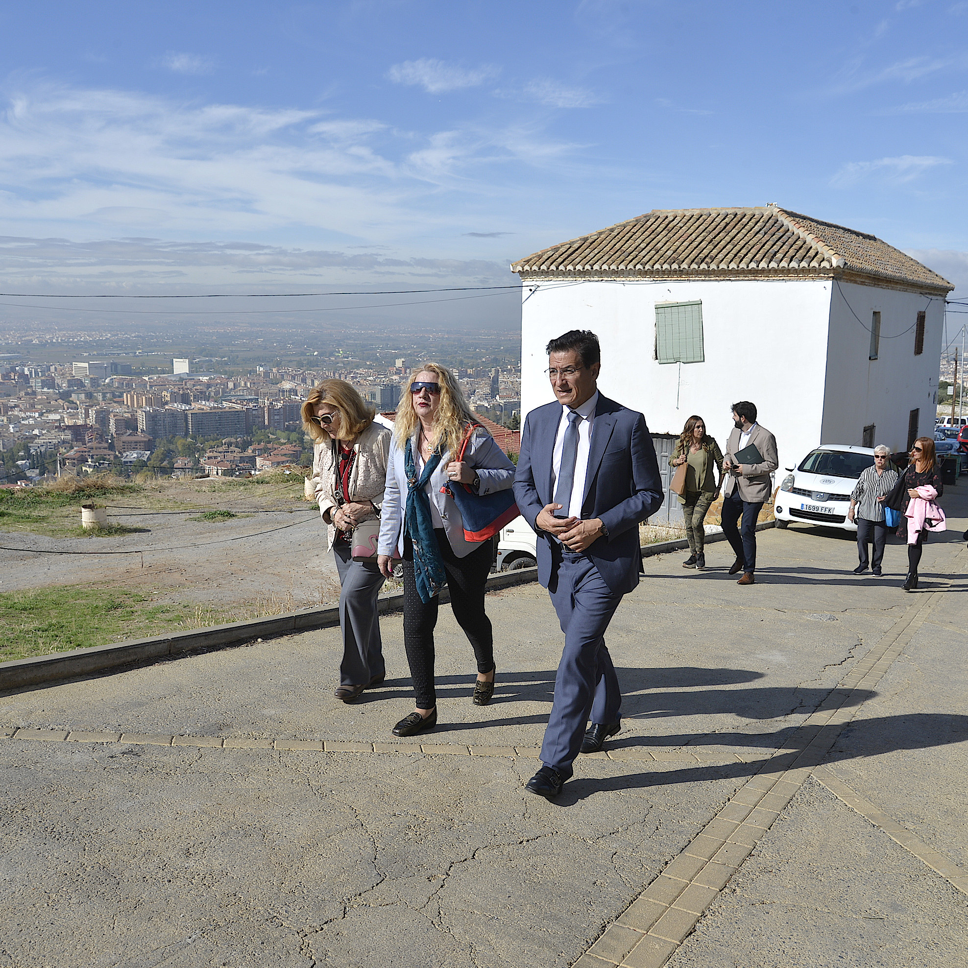 ©Ayto.Granada: El alcalde realiza una visita de barrios al Barranco del Abogado donde conoce las necesidades de los vecinos ©Ayto.Granada: El alcalde realiza una visita de barrios al Barranco del Abogado donde conoce las necesidades de los vecinos