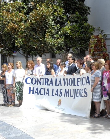 ©Ayto.Granada: Granada muestra su repulsa contra la ltima mujer vctima de violencia de gnero de Huscar