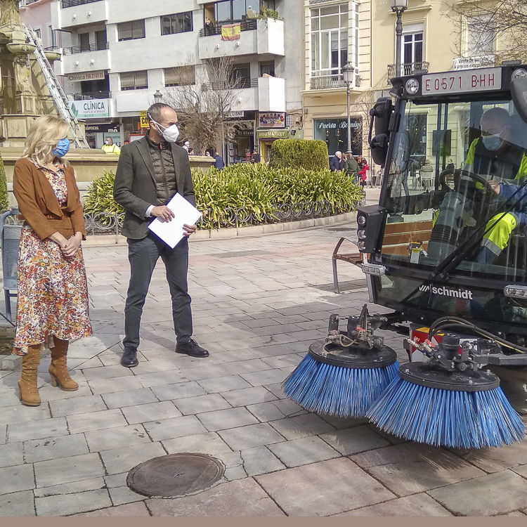 ©Ayto.Granada: EL AYUNTAMIENTO INCORPORA AL SERVICIO DE LIMPIEZA LA PRIMERA BARREDORA ELCTRICA CON CERO EMISIONES CONTAMINANTES 