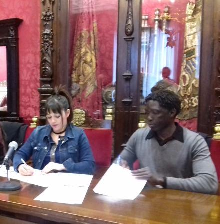 ©Ayto.Granada: El Ayuntamiento y Granada Acoge firman un convenio para ayudar a las personas en riesgo de exclusin a pagar necesidades bsicas como la luz, el agua o la vienda