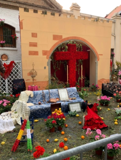 ©Ayto.Granada: La cruz de la cofrada de los Estudiantes, en el barrio Fgares, logra el primer premio del tradicional concurso de calles y plazas