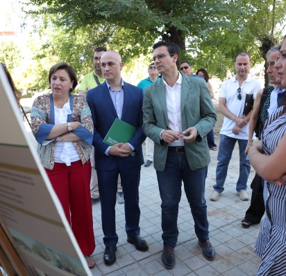 ©Ayto.Granada: El alcalde y la delegada de la Junta han visitado las obras de renovacin de cinco bloques que suman 106 viviendas pblicas en Almanjyar