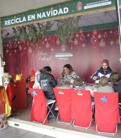 ©Ayto.Granada: El Ayuntamiento de Granada instala un taller infantil de adornos navideos fabricados con material reciclado en la plaza del Carmen