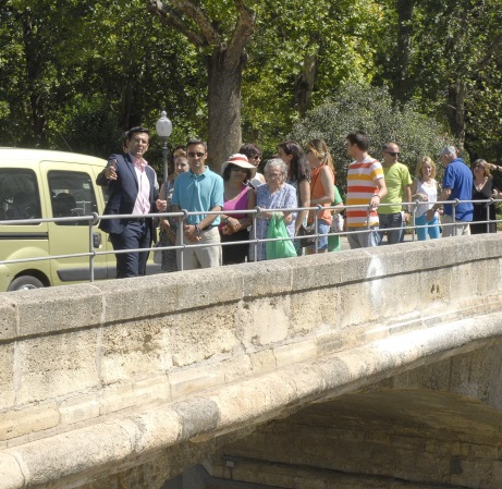 ©Ayto.Granada: El Ayuntamiento atiende una demanda histrica de los vecinos de Puente Verde y coloca una barandilla para evitar accidentes