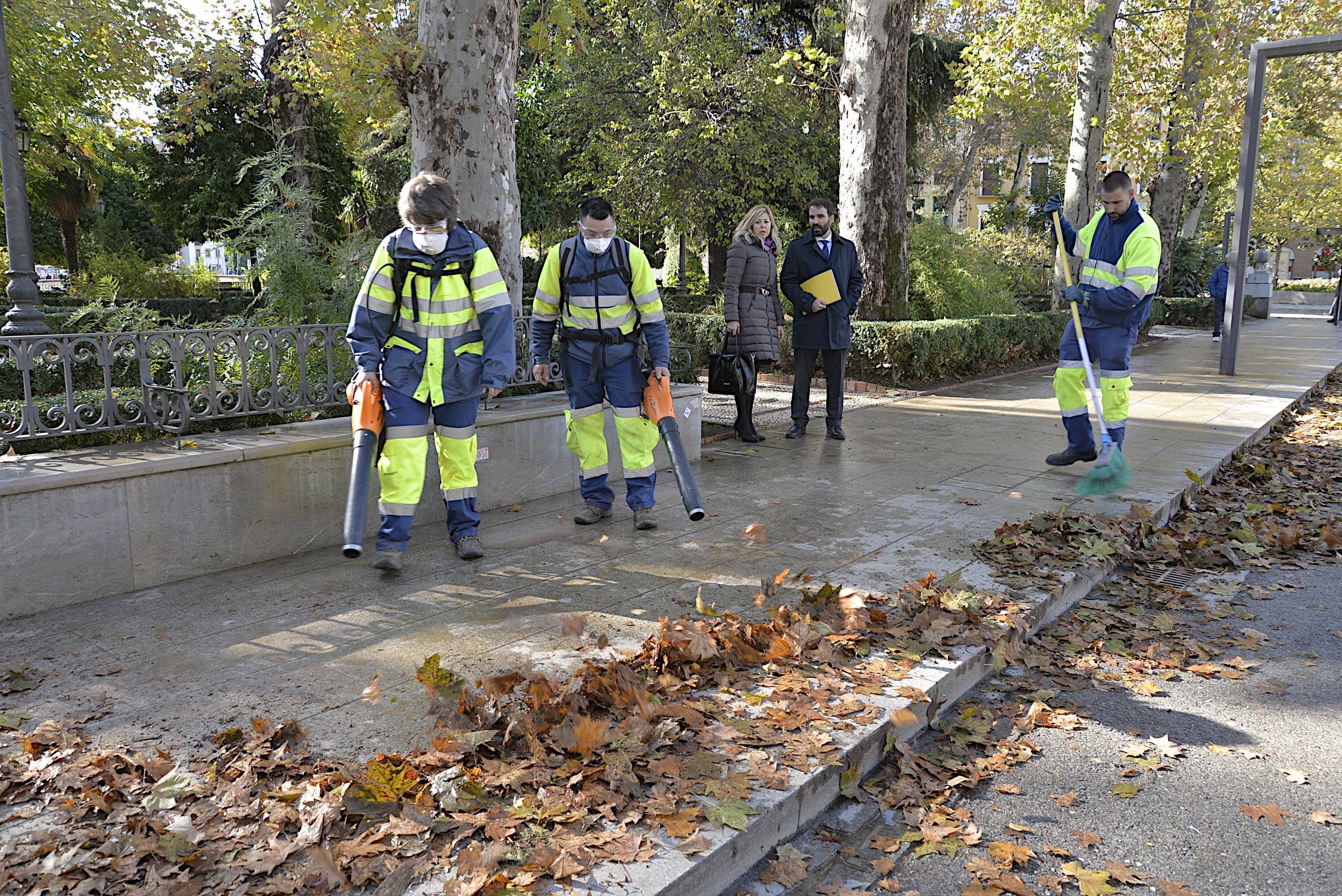 ©Ayto.Granada: El Ayuntamiento apuesta por utilizar únicamente maquinaria eléctrica en la campaña de recogida de hohas ©Ayto.Granada: El Ayuntamiento apuesta por utilizar únicamente maquinaria eléctrica en la campaña de recogida de hohas
