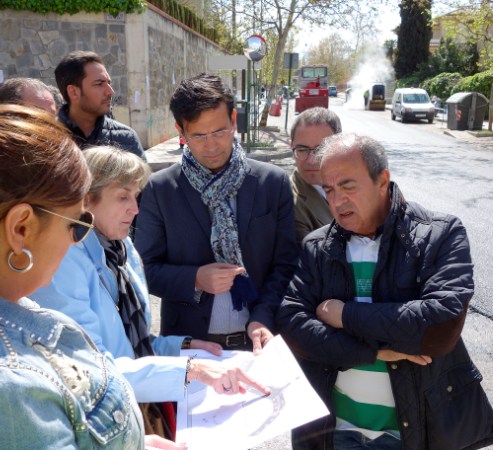 ©Ayto.Granada: El alcalde visita Genil, donde se lleva a cabo la renovacin del pavimento de diez calles del distrito 