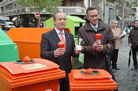 ©Ayto.Granada: Mantenimiento implanta el contenedor naranja para reciclaje de aceite domstico