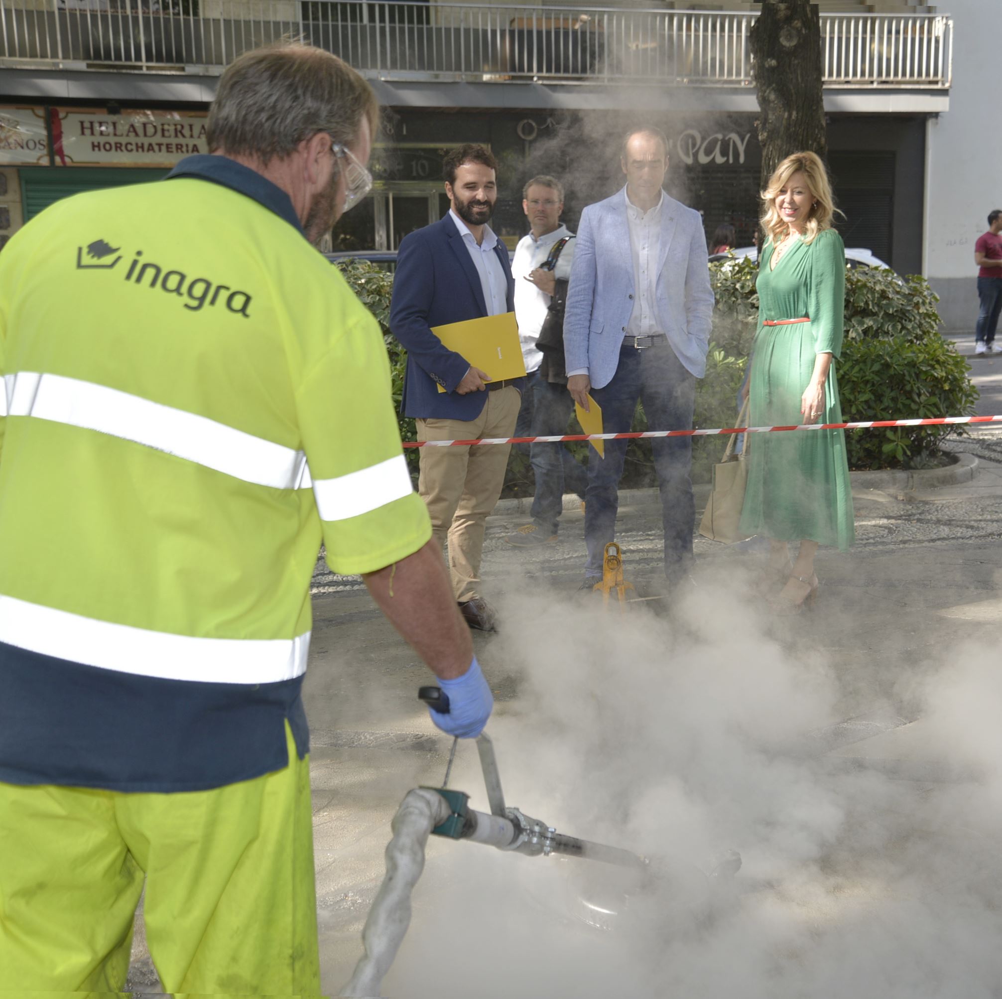 ©Ayto.Granada: El Ayuntamiento realiza la limpieza de cera tras la procesin de la Patrona en tiempo rcord 