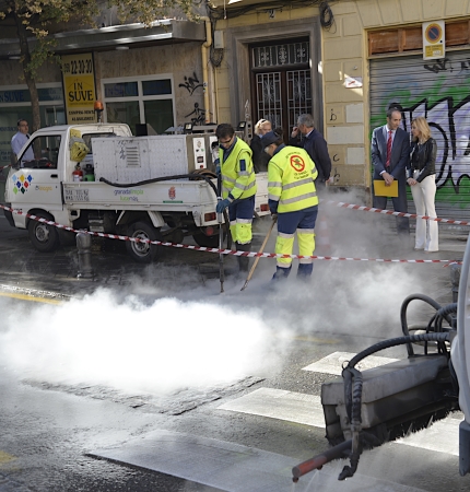 ©Ayto.Granada: El Ayuntamiento de Granada aplica un plan de limpieza de manchas en aceras, eliminacin de chicles y retirada de residuos fuera de los contenedores en toda la ciudad