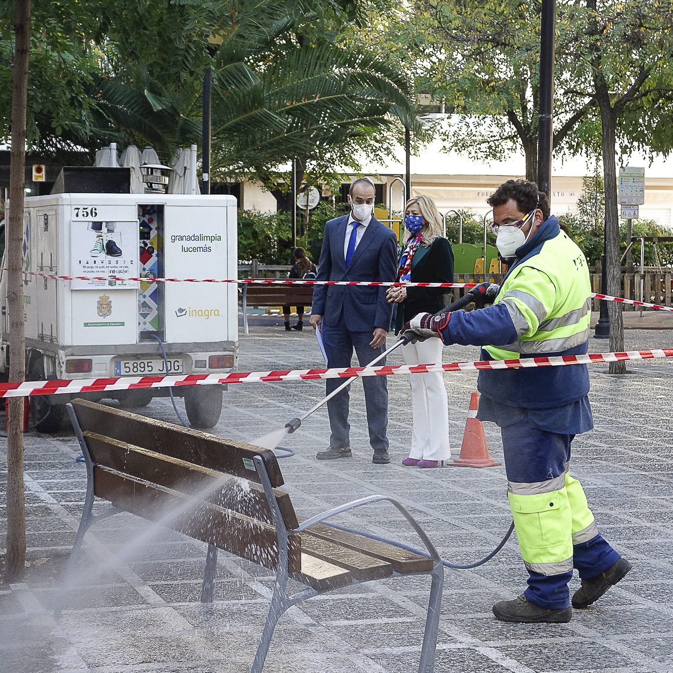 ©Ayto.Granada: El Ayuntamiento refuerza la desinfeccin de las calles con 15 vehculos de Inagra que esparcirn agua y leja en zonas especialmente sensibles   