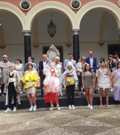 ©Ayto.Granada: El Ayuntamiento impulsa un desfile de prendas recicladas para conmemorar el Da Internacional del Reciclaje y potenciar el uso de los contenedores de ropa 