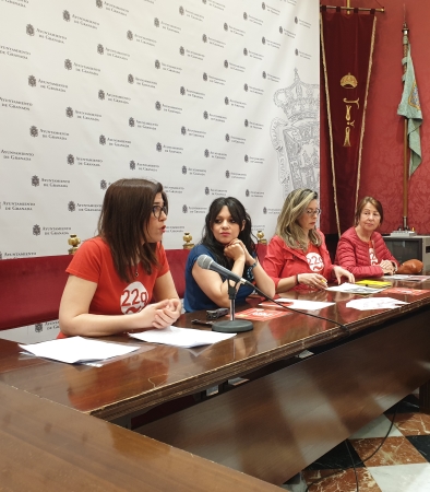 ©Ayto.Granada: El Ayuntamiento de Granada se ilumina de rojo para visibilizar a los afectados por el sndrome 22q