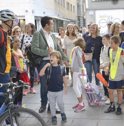 ©Ayto.Granada: El Ayuntamiento suma nuevos centros escolares a su proyecto para fomentar entre los escolares los desplazamientos andando al colegio 