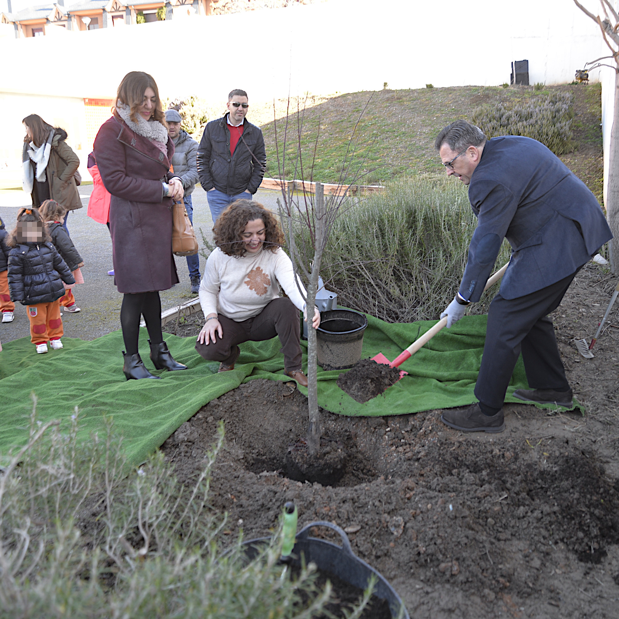 ©Ayto.Granada: El concejal de Educacin participa en la plantancin de un rbol en la escuela municipal 