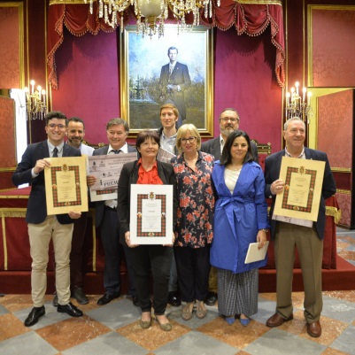 ©Ayto.Granada: Cermica Miguel Muoz, corsetera Eugenia de Montijo y zapatera Rayer, ganadores del concruso de escaparates adornados en Corpus