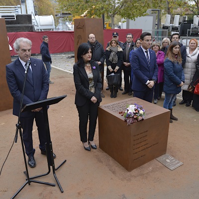 ©Ayto.Granada: Granada homenajea a las vctimas de violencia de gnero con la colocacin de un monumento en su memoria en la plaza del Humilladero