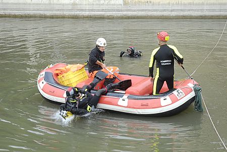 Los bomberos de Granada realizan un ejercicio prctico de rescate de persona hundida en el ro Genil 