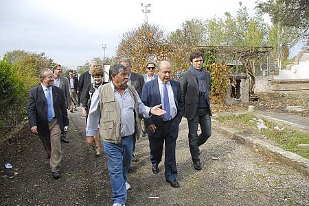 
El Ayuntamiento ampla las instalaciones deportivas de Rey Badis con un nuevo campo de ftbol de tierra