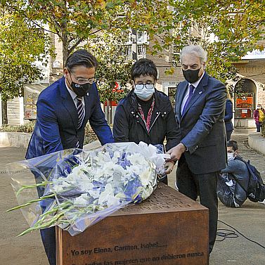 El Ayuntamiento rinde tributo a las mujeres asesinadas este ao en un acto homenaje en el monumento de plaza del Humilladero 