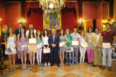 EL ALCALDE RECIBE EN EL AYUNTAMIENTO A LOS ALUMNOS CON MEJORES NOTAS DE SELECTIVIDAD DE GRANADA CAPITAL