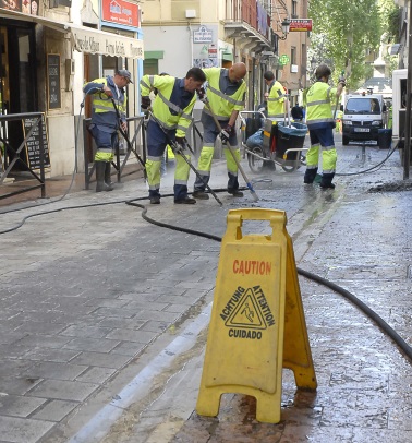 El Ayuntamiento activa un dispositivo especial de limpieza en Semana Santa con 55 operarios diarios y doce hidrolimpiadores de agua caliente