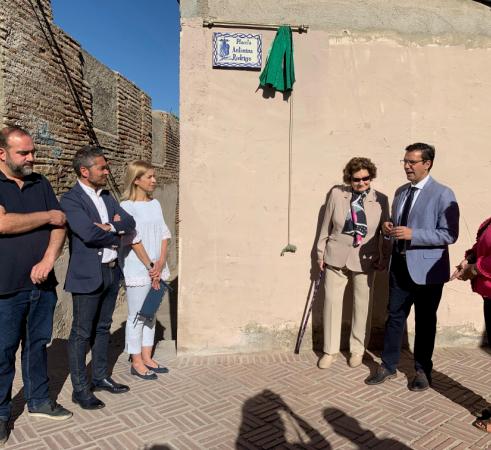 Granada reconoce a la escritora e historiadora Antonina Rodrigo con una placa en el Albaicn 