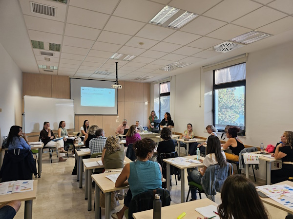 ©Ayto.Granada: Sesión de trabajo, formación especifica para los profesionales que conforman los equipos de intervención en zonas ©Ayto.Granada: Sesión de trabajo, formación especifica para los profesionales que conforman los equipos de intervención en zonas