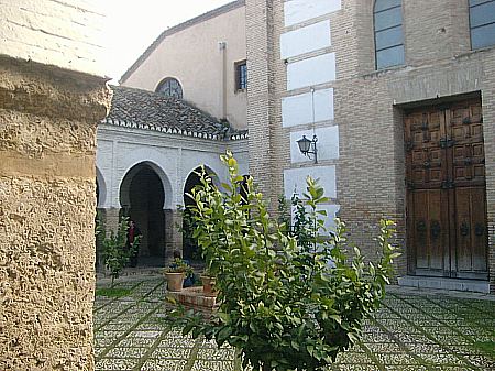 Patio de la Iglesia del Salvador