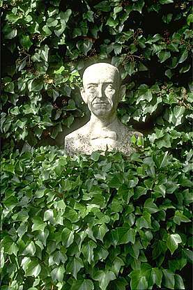 Busto de Manuel de Falla Busto de Manuel de Falla