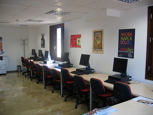 &copy;ayto.granada: casa de la juventud. sala de ordenadores
