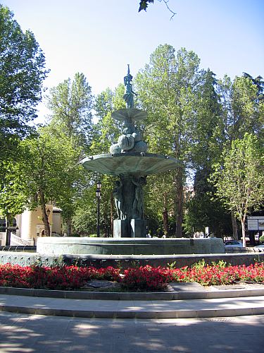 &copy;ayto.granada: fuente de las granadas