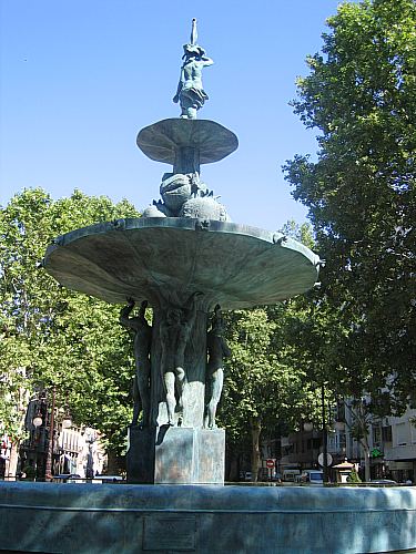&copy;ayto.granada: fuente de las granadas