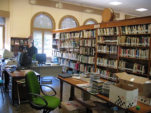 &copy;ayto.granada: biblioteca del sal�n