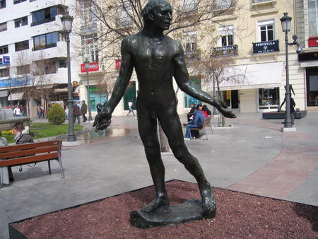 &copy;ayto.granada: exposici�n en puerta real sobre rodin