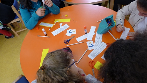 Taller de marca-p�ginas sobre Alicia en el pa�s de las maravillas