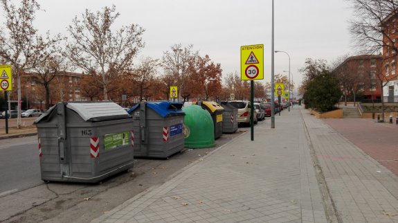 Batera de contenedores en Joaquina Eguaras, frente a la sede de la AA VV Almanjyar, con tapas nuevas, menos el ltimo. :: J. F. BARRERA