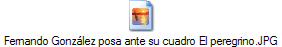 Fernando Gonz�lez posa ante su cuadro El peregrino.JPG