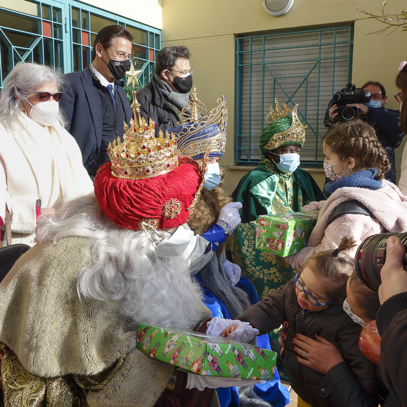 ©Ayto.Granada: LOS REYES MAGOS INICIAN SU JORNADA EN GRANADA CON VISITAS Y REGALOS A LOS PEQUEOS DE GRANADOWN, ALDEAS INFANTILES Y EL COLEGIO GENIL, QUE ABRI SUS PUERTAS EN NAVIDAD