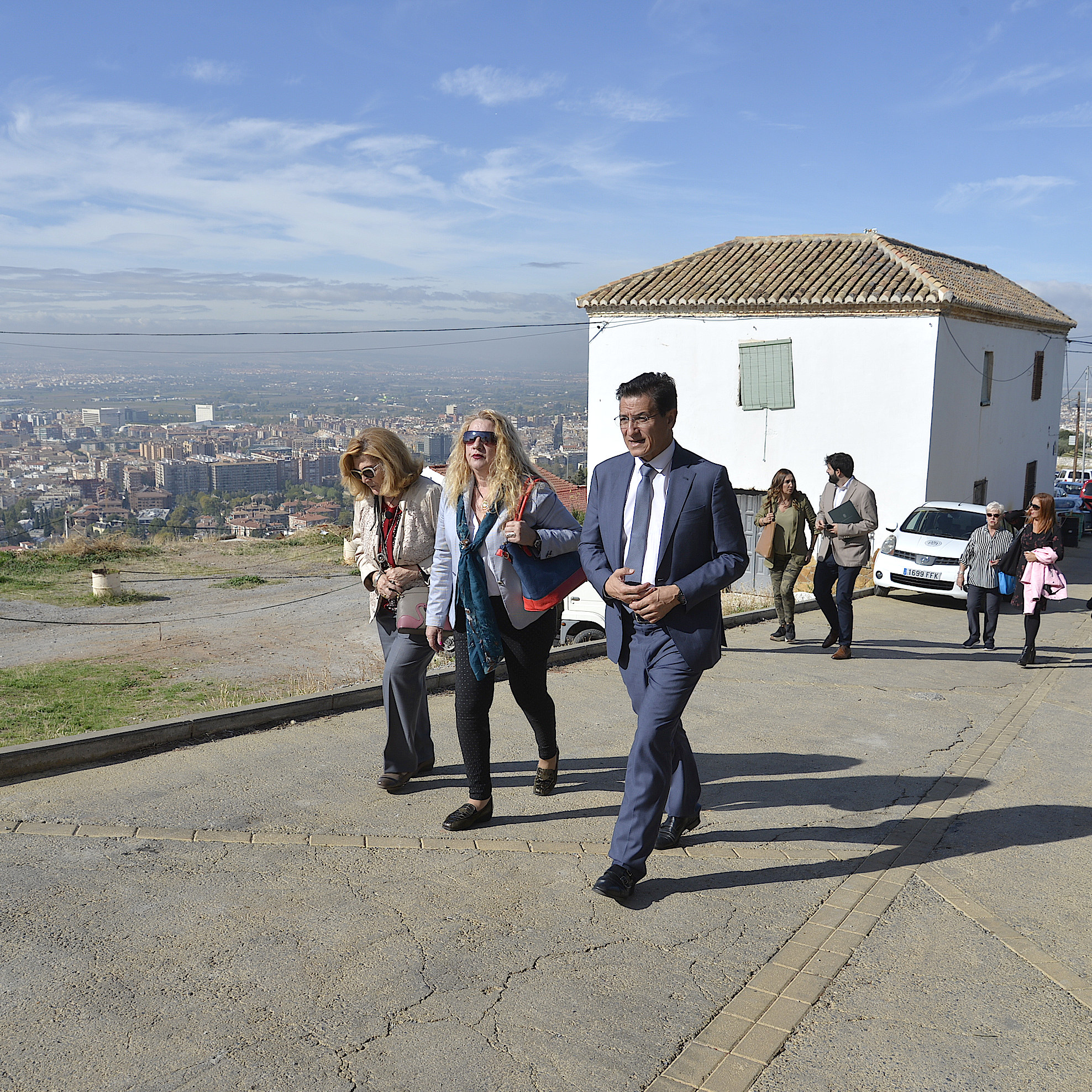 ©Ayto.Granada: El alcalde realiza una visita de barrios al Barranco del Abogado donde conoce las necesidades de los vecinos 