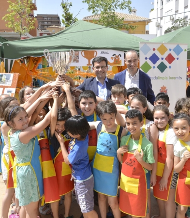©Ayto.Granada: Los colegios Andrs Segovia y Victoria Eugenia, ganadores de la II liga Aceitina en la que 29 centros educativos de la ciudad han logrado recopilar 3.300 kilos de aceite para su reciclaje