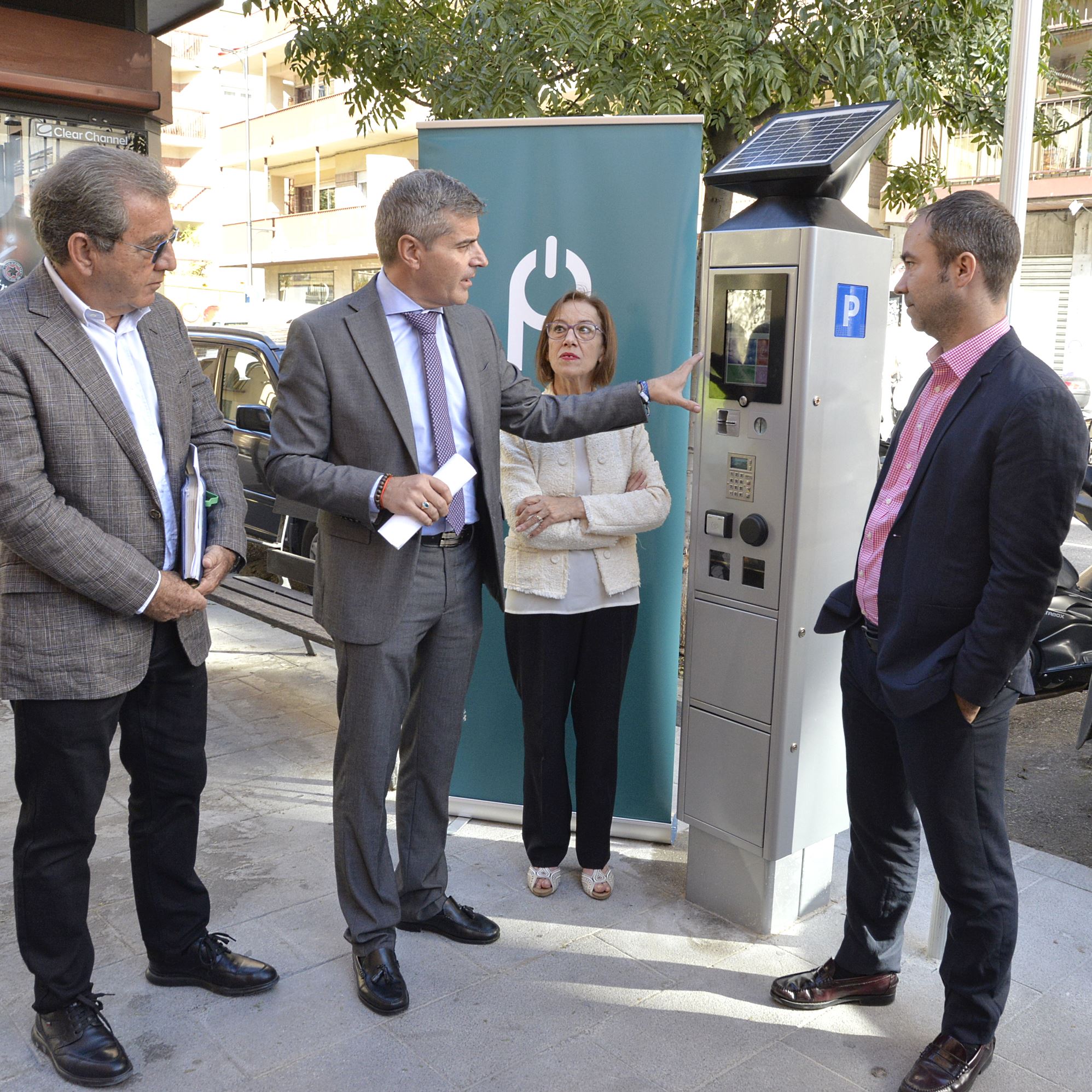 ©Ayto.Granada: El Ayuntamiento instalar nuevos parqumetros 'inteligentes' para facilitar y optimizar el estacionamiento en zona azul