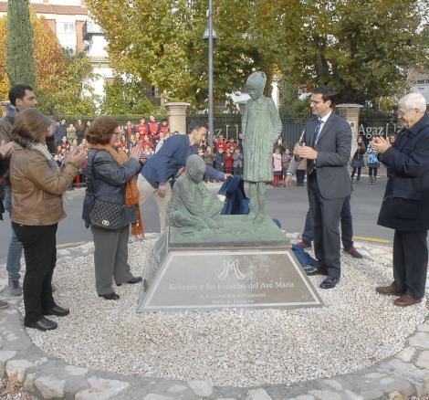 &copy;Ayto.Granada: UNA ESCULTURA DE ARCADIO RODA RECONOCE  LA LABOR EDUCATIVA DEL PATRONATO DE LAS ESCUELAS DEL AVE MAR�A EN GRANADA