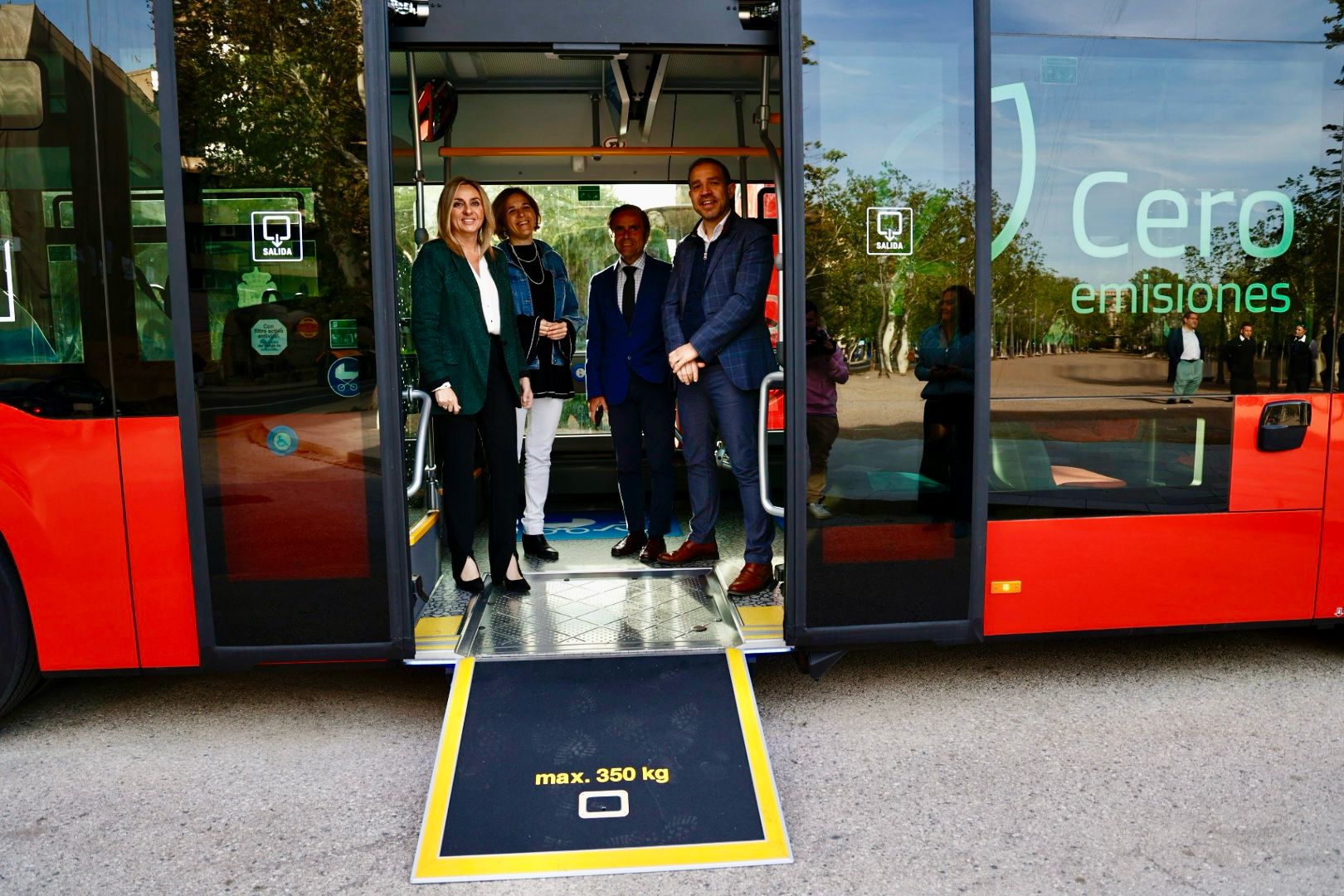 ©Ayto.Granada:
EL AYUNTAMIENTO INCORPORA DOS NUEVOS AUTOBUSES CIEN POR CIEN ELÉCTRICOS QUE ELEVAN AL 23 POR CIENTO EL NÚMERO DE VEHÍCULOS DE BAJAS Y CERO EMISIONES DE LA FLOTA DEL TRANSPORTE URBANO ©Ayto.Granada:
EL AYUNTAMIENTO INCORPORA DOS NUEVOS AUTOBUSES CIEN POR CIEN ELÉCTRICOS QUE ELEVAN AL 23 POR CIENTO EL NÚMERO DE VEHÍCULOS DE BAJAS Y CERO EMISIONES DE LA FLOTA DEL TRANSPORTE URBANO
